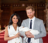 Le prince Harry et Meghan Markle, duc et duchesse de Sussex, présentent leur fils Archie dans le hall St George au château de Windsor le 8 mai 2019. 
