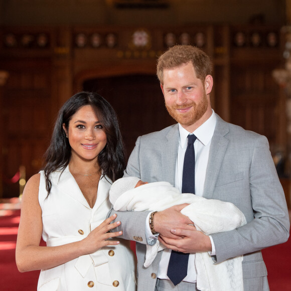 Le prince Harry et Meghan Markle, duc et duchesse de Sussex, présentent leur fils Archie dans le hall St George au château de Windsor le 8 mai 2019. 