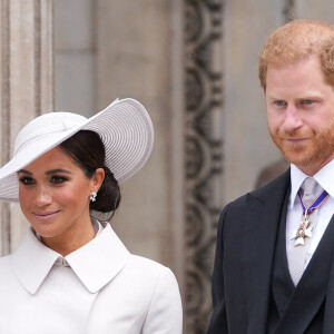 Le prince Harry, duc de Sussex, et Meghan Markle, duchesse de Sussex - Les membres de la famille royale et les invités à la sortie de la messe du jubilé, célébrée à la cathédrale Saint-Paul de Londres, Royaume Uni, le 3 juin 2022.