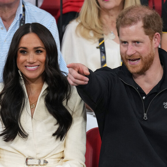 Le prince Harry et Meghan Markle assistent à la finale d'athlétisme, au deuxième jour des Invictus Games 2020 à La Haye, le 17 avril 2022.