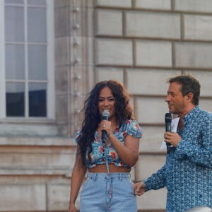 Amel Bent et Bernard Montiel - Concert RFM Music Show sur le parvis de l'Hôtel de Ville de Levallois Perret. Le 18 juin 2022. Le show sera diffusé le 23 juin, à 21h15 sur C8 et en simultané sur RFM ! © Christophe Clovis / Bestimage 