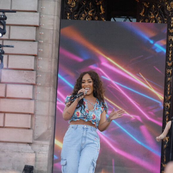 Amel Bent - Concert RFM Music Show sur le parvis de l'Hôtel de Ville de Levallois Perret. Le 18 juin 2022. Le show sera diffusé le 23 juin, à 21h15 sur C8 et en simultané sur RFM ! © Christophe Clovis / Bestimage 