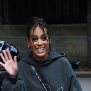 Amel Bent à la sortie de l'enregistrement de l'émission "Vivement Dimanche" qui sera diffusée le 19 juin 2022 au studio Gabriel à Paris, France, le 7 juin 2022. © Giancarlo Garassini/Bestimage