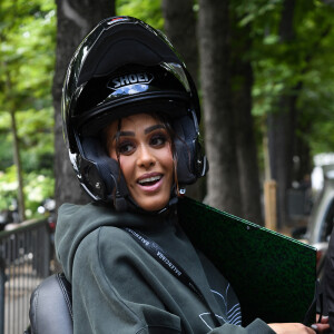 Amel Bent à la sortie de l'enregistrement de l'émission "Vivement Dimanche" qui sera diffusée le 19 juin 2022 au studio Gabriel à Paris, France, le 7 juin 2022. © Giancarlo Garassini/Bestimage