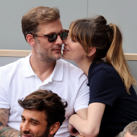 Nicolas Duvauchelle et sa compagne Chloé Roy dans les tribunes lors des Internationaux de France de Tennis de Roland Garros 2022. Paris, le 5 juin 2022. © Dominique Jacovides/Bestimage 