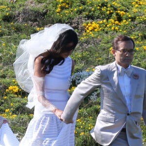 Mariage de Jean-Luc Delarue et Anissa Kehl à Belle-île-en-mer. Le couple s'est marié dans la maison de l'animateur à Sauzon au cours d'une cérémonie intime. Le fils de Jean-Luc Delarue, Jean, était aux côtés de son père. Le couple, main dans la main, et leurs invités se sont dirigés vers une allée, en direction de la mer, afin de se réunir sur la plage.