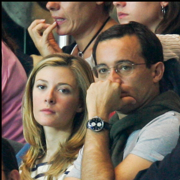 Jean-Luc Delarue et sa compagne Elisabeth Bost - Match OM - PSG au Parc des Princes. © Guillaume Gaffiot/Bestimage
