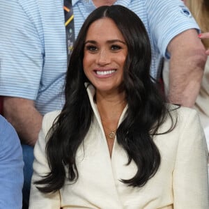 Le prince Harry et Meghan Markle assistent à la finale d'athlétisme, au deuxième jour des Invictus Games 2020 à La Haye, le 17 avril 2022. 