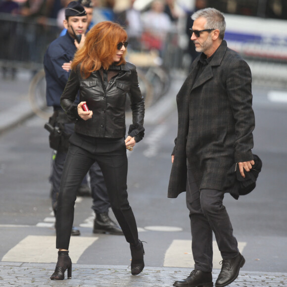 Mylène Farmer et son compagnon Benoît Di Sabatino lors des obsèques de Jean Rochefort en l'église Saint-Thomas d'Aquin à Paris, le 13 octobre 2017. 