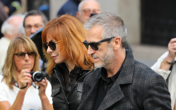 Mylène Farmer et son compagnon Benoît Di Sabatino lors des obsèques de Jean Rochefort en l'église Saint-Thomas d'Aquin à Paris, le 13 octobre 2017. 