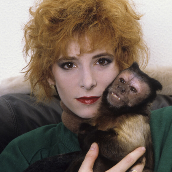 Mylène Farmer dans son appartement à Paris. 1986. @ Michel Marizy via BestImage