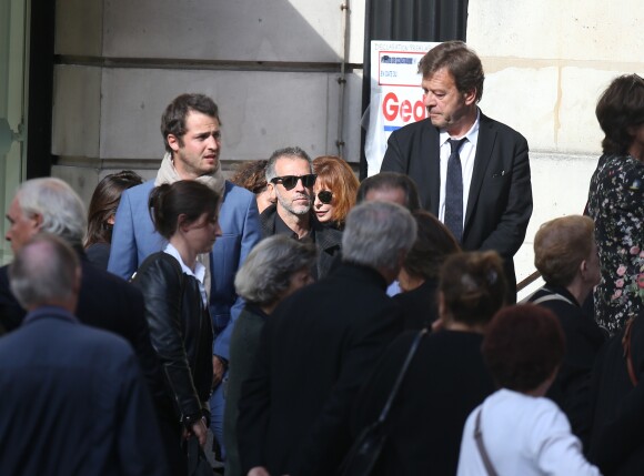 Mylène Farmer et son compagnon Benoît Di Sabatino lors des obsèques de Jean Rochefort en l'église Saint-Thomas d'Aquin à Paris, le 13 octobre 2017.