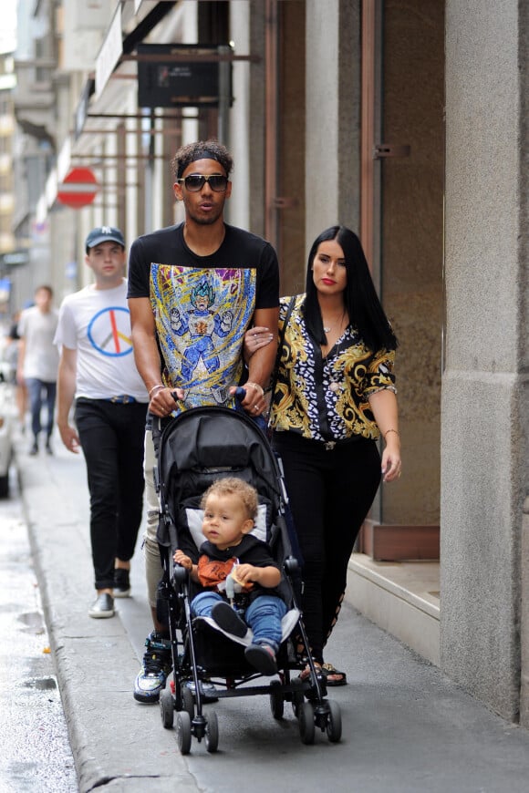 Exclusif - Le footballeur du Borussia Dortmund, Pierre-Emerick Aubameyang fait du shopping avec sa compagne Alysha Behague et leur fils Curtys à Milan en Italie le 1er septembre 2017.