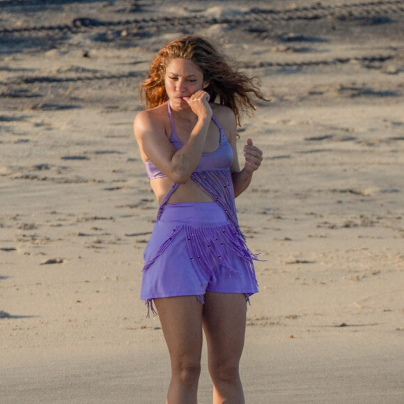 Exclusif - Shakira se détend avec ses fils Sasha et Milan sur une plage de Cabo San Lucas au Mexique le 27 juillet 2022.
