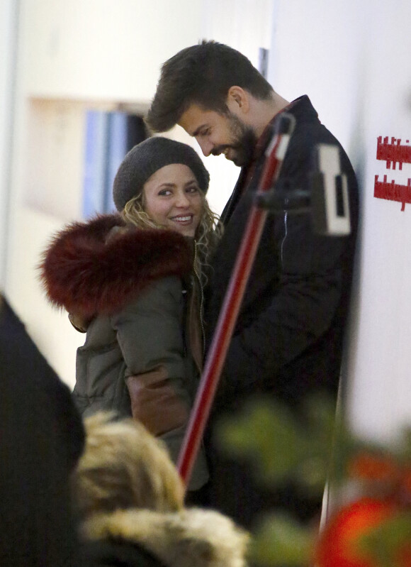 La chanteuse Shakira à l'aéroport JFK de New York, avec son mari Gerard Piqué. Le 29 décembre 2017.