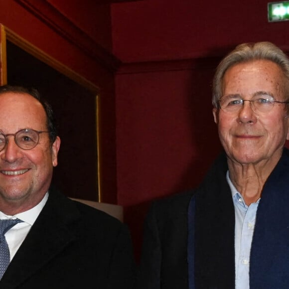 Exclusif - Valérie Bochenek, François Hollande, Jean-Louis Debré et Julie Gayet - Représentation de la pièce de théâtre "Ces femmes qui ont réveillé la France" au Théâtre de la Gaité à Paris. Le 22 décembre 2021 © Coadic Guirec / Bestimage 