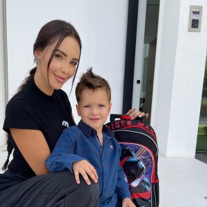 Nabilla pose avec son fils Milann à l'occasion de sa rentrée à l'école maternelle, le 30 août 2022.