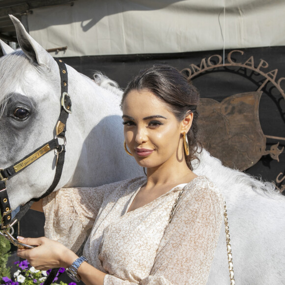 Exclusif - Nabilla Vergara, enceinte, en week end à Monaco, a fait un passage fort remarqué au Championnat du pur-sang arabe de la Méditerranée et des pays arabes au stade Rondelli à Menton le 23 juin 2019. En compagnie de son mari Thomas, elle a enfin pu affronter sa peur des chevaux en se laissant guidé par des amis saoudiens présents sur la compétition, et qui l'ont mise en présence d'une de leur jument. Jasmeenah et Nabilla ont fait connaissance pour ne plus se quitter. Prochaine étape après son accouchement, monter à cheval... Ce concours de haut niveau, placé cette année sous le thème du cheval vapeur, est devenu le rendez-vous incontournable des plus grands éleveurs de pur-sang arabes du monde entier et de tous les amoureux des chevaux de légende. © Patrick Varotto / Bestimage 