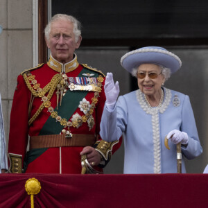 Le prince Charles, prince de Galles et sa mère La reine Elisabeth II d'Angleterre - Les membres de la famille royale regardent le défilé Trooping the Colour depuis un balcon du palais de Buckingham à Londres lors des célébrations du jubilé de platine de la reine le 2 juin 2022. 