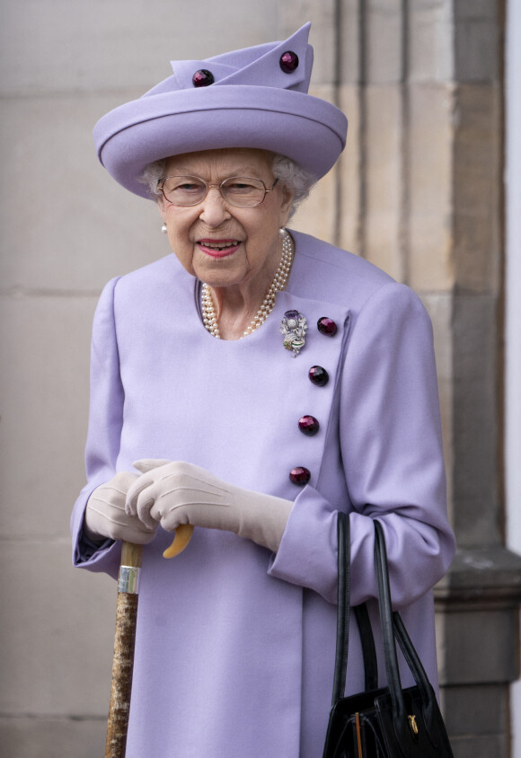 La reine Elizabeth II assiste à un défilé de loyauté des forces armées dans les jardins du palais de Holyroodhouse, à Édimbourg, à l'occasion de son jubilé de platine en Écosse.