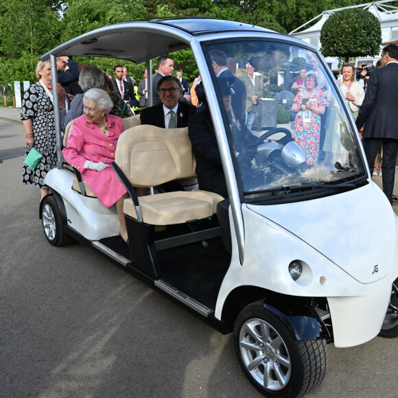 La reine Elisabeth II d'Angleterre assiste en voiturette de golf à l'exposition florale "RHS Chelsea Flower Show" au Royal Hospital à Londres, Royaume Uni, le 23 mai 2022. 