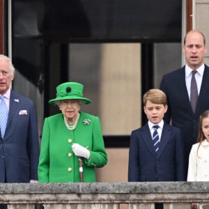 La famille royale regarde la grande parade qui clôture les festivités du jubilé de platine de la reine à Londres le 5 juin 2022. 