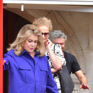 Catherine Deneuve prend un bateau-taxi lors du 79e festival international du film (La Mostra) à Venise, Italie le 31 aout 2022