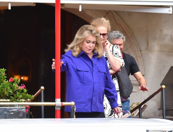 Catherine Deneuve prend un bateau-taxi lors du 79e festival international du film (La Mostra) à Venise, Italie le 31 aout 2022