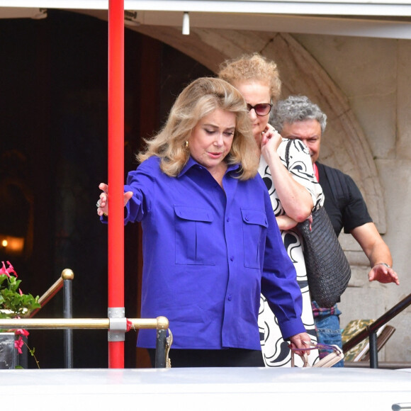 Catherine Deneuve prend un bateau-taxi lors du 79e festival international du film (La Mostra) à Venise, Italie le 31 aout 2022