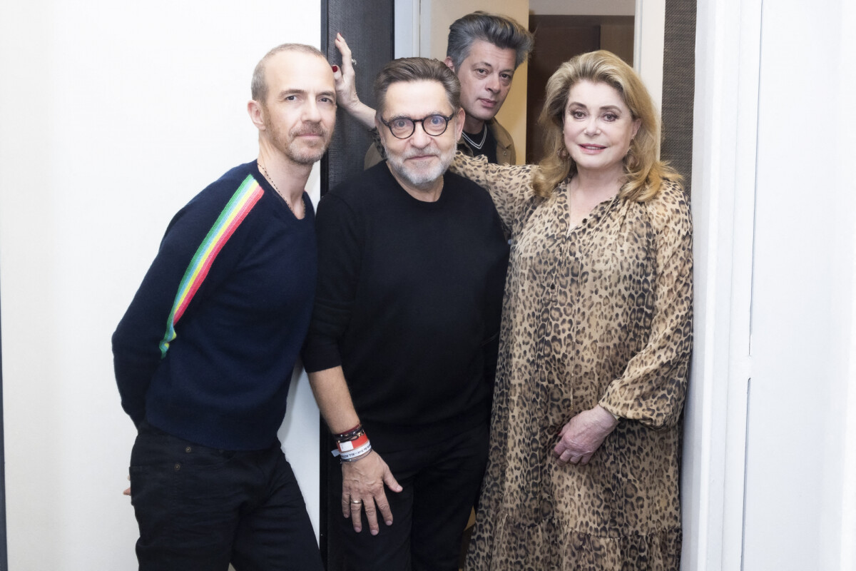 Photo : Exclusif - Calogero, Olivier Gluzman, Catherine Deneuve, Benjamin  Biolay - Backstage du concert de Rufus Wainwrigh au Grand Rex à Paris. Le  30 mars 2022. © Jack Tribeca  Bestimage - Purepeople