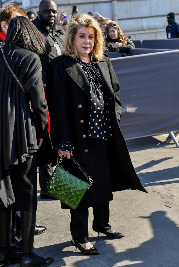 Catherine Deneuve - Arrivées au défilé Femmes Louis Vuitton Automne/Hiver 2022/2023 lors de la Fashion Week de Paris au musée d'Orsay à Paris, le 7 mars 2022. © Veeren-Clovis/bestimage 
