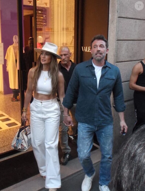 Jennifer Lopez et Ben Affleck faisant du shopping à Milan le 25 août 2022