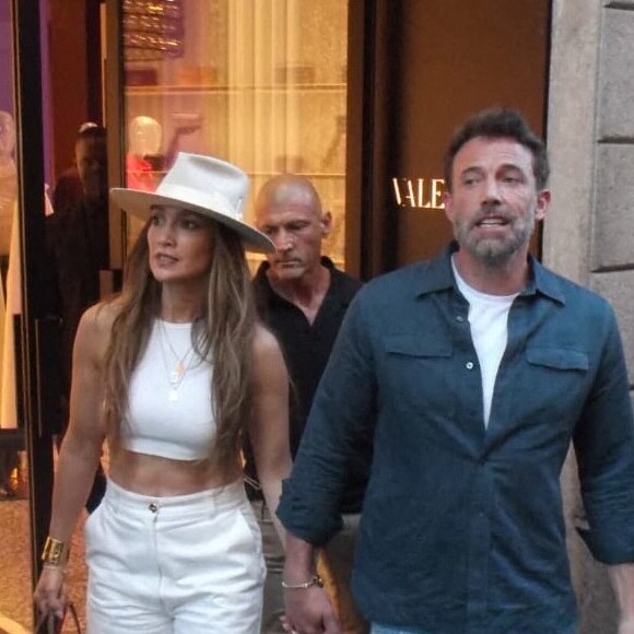 Jennifer Lopez et Ben Affleck faisant du shopping à Milan le 25 août 2022
