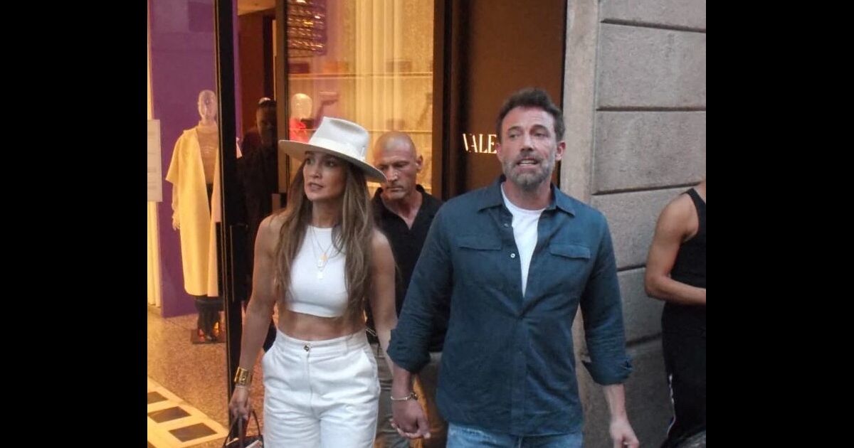 Jennifer Lopez et Ben Affleck faisant du shopping à Milan le 25 août