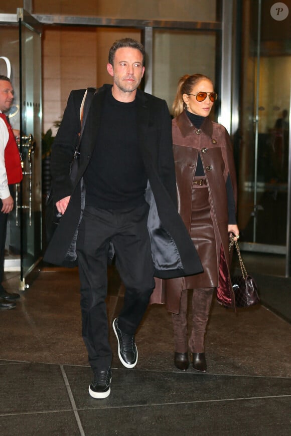 Jennifer Lopez et Ben Affleck sortent de l'hôtel Mandarin à New York, le 10 octobre 2021.