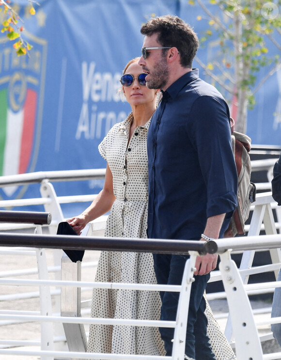 Jennifer Lopez et Ben Affleck quittent Venise après la première du film The Last Duel pendant le 78ème festival international du film de Venise, la Mostra le 11 septembre 2021.