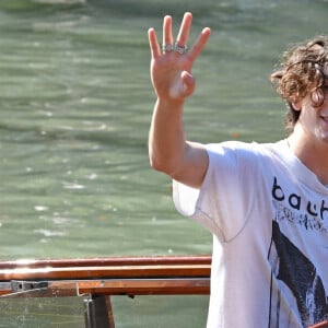 Timothée Chalamet quitte le photocall du film "Bones and All" en bateau-taxi lors du 79e Festival international du film de Venise, La Mostra. Le 2 septembre 2022.