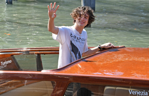 Timothée Chalamet quitte le photocall du film "Bones and All" en bateau-taxi lors du 79e Festival international du film de Venise, La Mostra. Le 2 septembre 2022.