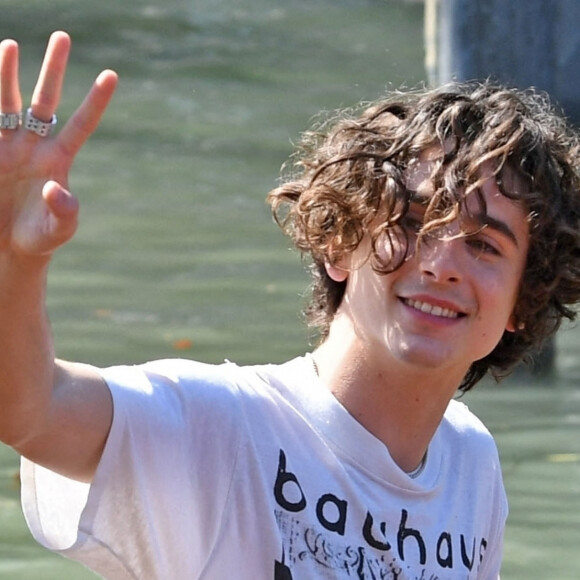 Timothée Chalamet quitte le photocall du film "Bones and All" en bateau-taxi lors du 79e Festival international du film de Venise, La Mostra. Le 2 septembre 2022.