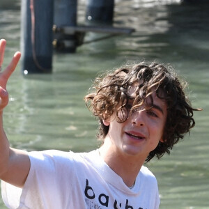 Timothée Chalamet quitte le photocall du film "Bones and All" en bateau-taxi lors du 79e Festival international du film de Venise, La Mostra. Le 2 septembre 2022.