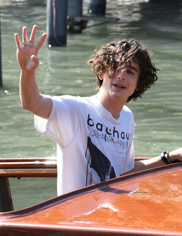 Timothée Chalamet quitte le photocall du film "Bones and All" en bateau-taxi lors du 79e Festival international du film de Venise, La Mostra. Le 2 septembre 2022.