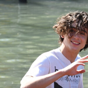 Timothée Chalamet quitte le photocall du film "Bones and All" en bateau-taxi lors du 79e Festival international du film de Venise, La Mostra. Le 2 septembre 2022.