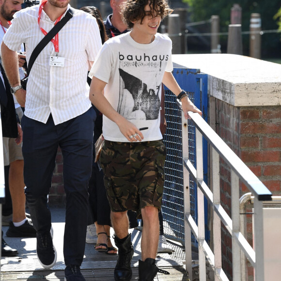 Timothée Chalamet quitte le photocall du film "Bones and All" en bateau-taxi lors du 79e Festival international du film de Venise, La Mostra. Le 2 septembre 2022.