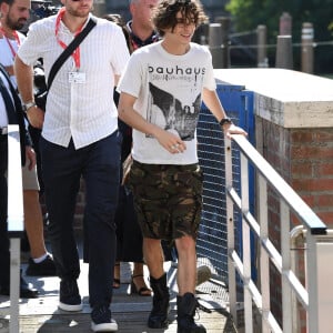 Timothée Chalamet quitte le photocall du film "Bones and All" en bateau-taxi lors du 79e Festival international du film de Venise, La Mostra. Le 2 septembre 2022.