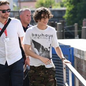 Timothée Chalamet quitte le photocall du film "Bones and All" en bateau-taxi lors du 79e Festival international du film de Venise, La Mostra. Le 2 septembre 2022.