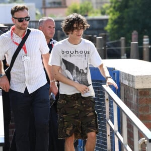 Timothée Chalamet quitte le photocall du film "Bones and All" en bateau-taxi lors du 79e Festival international du film de Venise, La Mostra. Le 2 septembre 2022.