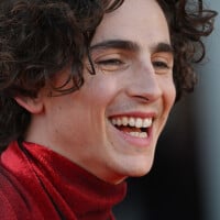 Timothée Chalamet en dos nu et satin, l'acteur brise les codes sur le tapis rouge de La Mostra