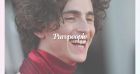 Timothée Chalamet en dos nu et satin, l'acteur brise les codes sur le tapis rouge de La Mostra