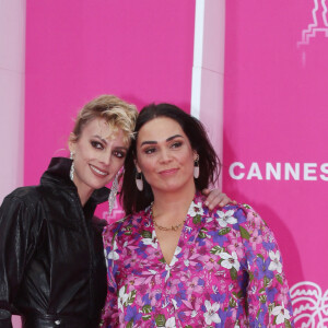 Lola Dewaere et Sara Mortensen au photocall de la cérémonie d'ouverture de la 5ème saison du festival International des Séries "Canneseries" à Cannes, France, le 1er avril 2022. © Denis Guignebourg/BestImage 