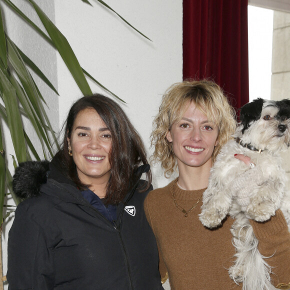 Lola dewaere, Sara Mortensen pour Astrid et Raphaëlle avec le chien de Sara qui s'appelle Lily qui est un Bichon Havanais. - Rendez-vous photo lors de la 24ème édition du festival Tv de Luchon le 11 février 2022. © Christophe Aubert via Bestimage